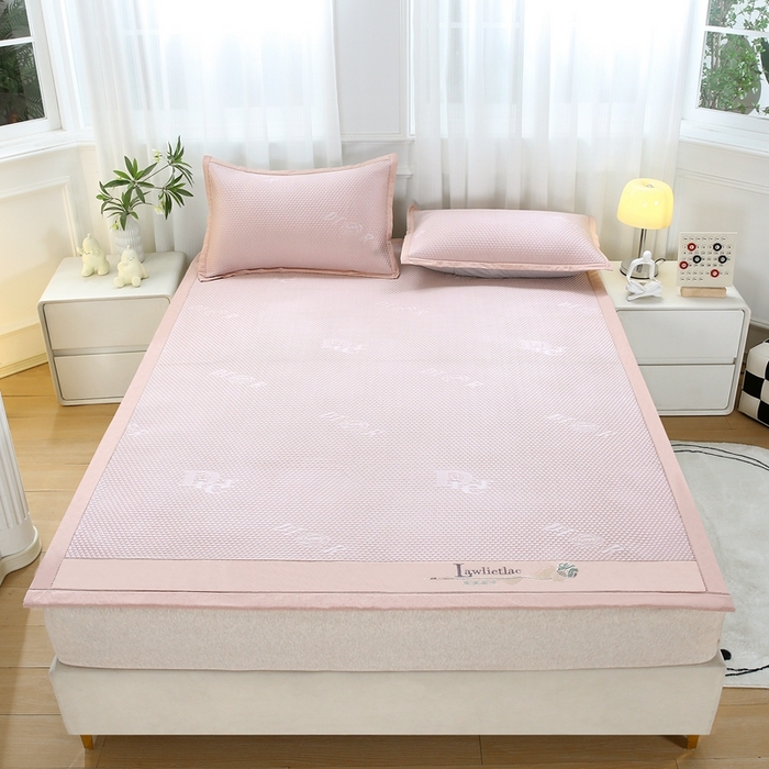 91家纺网 家纺一手货源 找家纺 青雅 2025新款凉感因子凉豆豆凉席 字母-粉