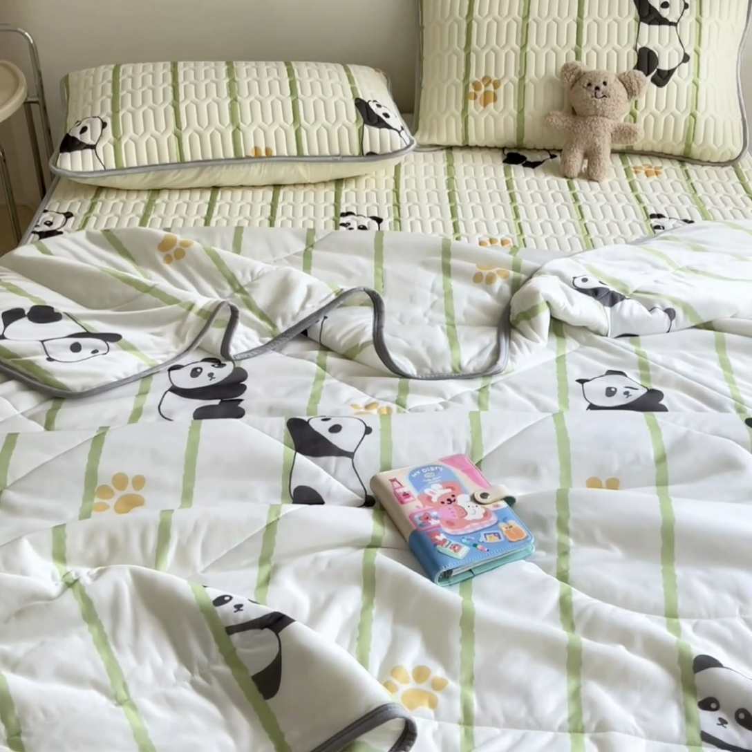 91家纺网 家纺一手货源 找家纺 沐慕 2024新款小清新凉感丝夏被四件套空调被夏季被芯 熊猫嘟嘟