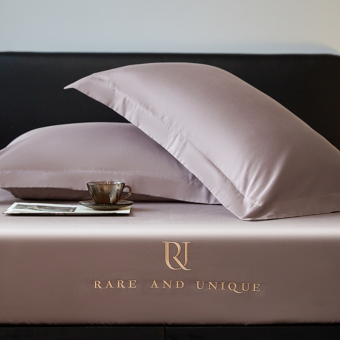 91家纺网 家纺一手货源 找家纺 秀色家纺 2025新款50支贡缎刺绣床笠单件全棉纯棉床罩三件套防滑床单床垫套罩轻奢 UR-粉末白