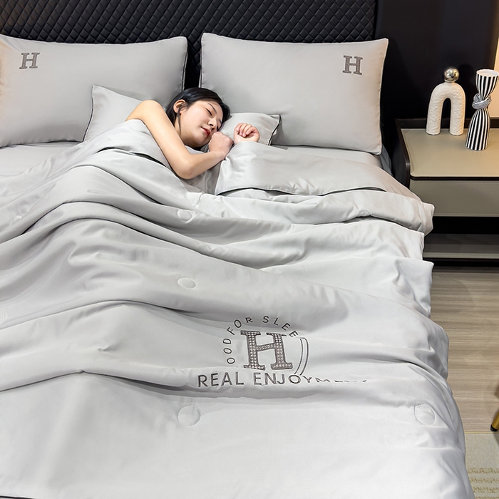 91家纺网 家纺一手货源 找家纺 星航家纺 2025新款轻奢夏被四件套晾感冰丝空调被水洗冰丝夏被 浅灰