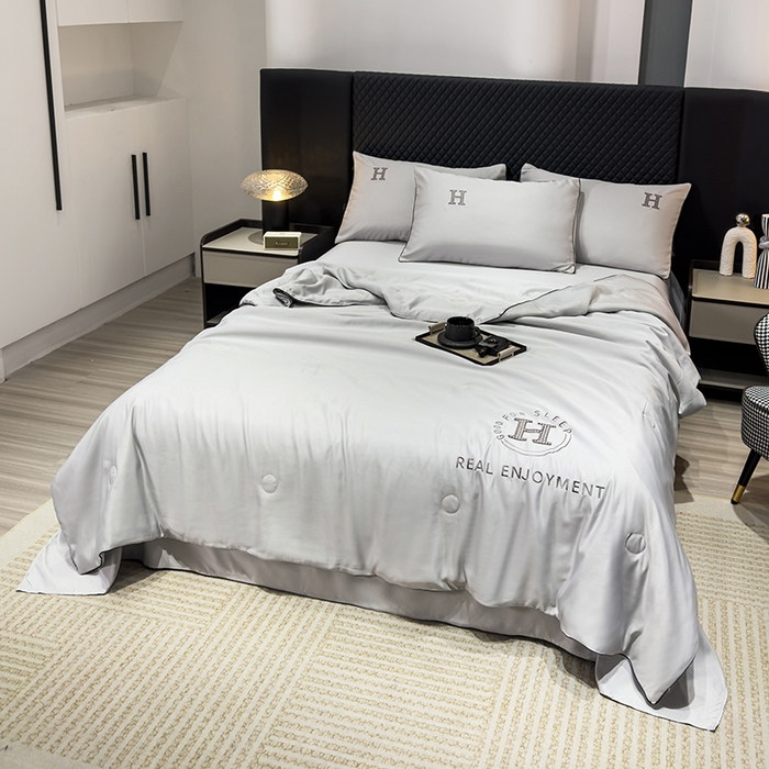 91家纺网 家纺一手货源 找家纺 星航家纺 2025新款轻奢夏被四件套晾感冰丝空调被水洗冰丝夏被 浅灰