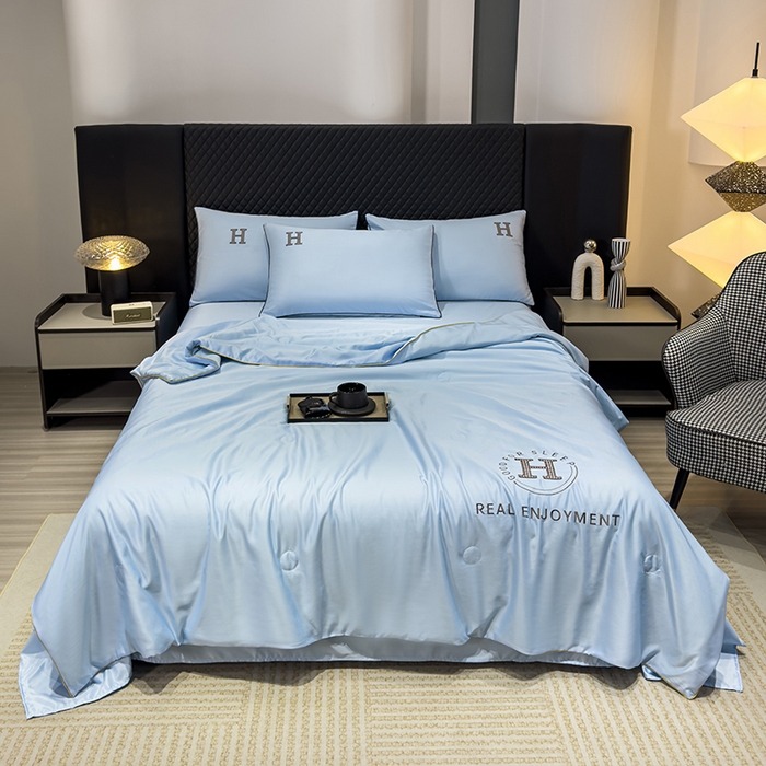 91家纺网 家纺一手货源 找家纺 星航家纺 2025新款轻奢夏被四件套晾感冰丝空调被水洗冰丝夏被 天空蓝