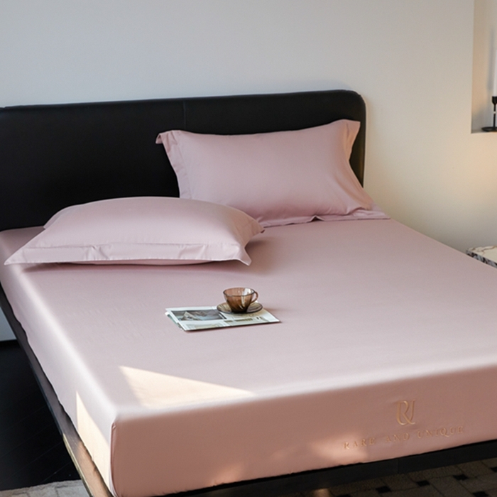 91家纺网 家纺一手货源 找家纺 秀色家纺 2025新款50支贡缎刺绣床笠单件全棉纯棉床罩三件套防滑床单床垫套罩轻奢 UR-玉颜粉