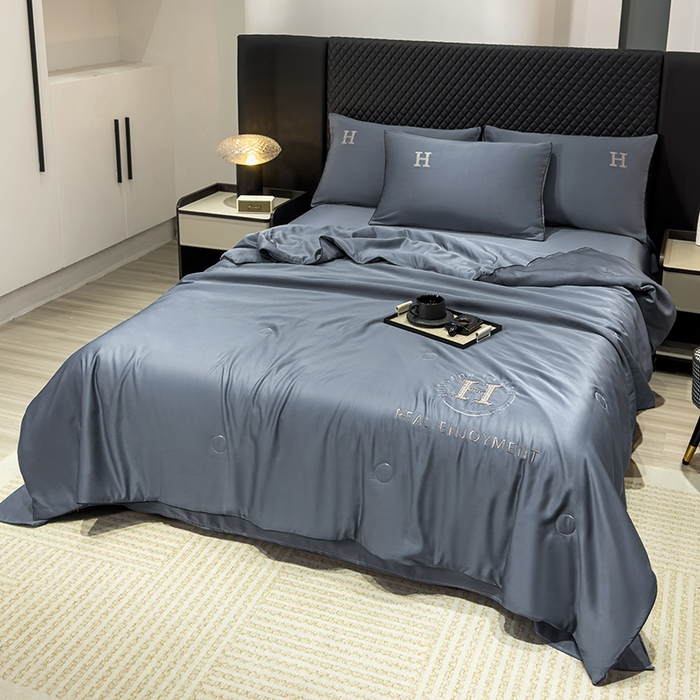 91家纺网 家纺一手货源 找家纺 星航家纺 2025新款轻奢夏被四件套晾感冰丝空调被水洗冰丝夏被 宝石蓝