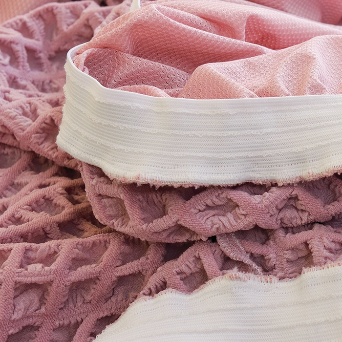 91家纺网 家纺一手货源 找家纺 启博家纺 2024新款简约舒适泡泡纱系列-裙边换鞋凳套（脚踏套沙发凳套） 桃粉