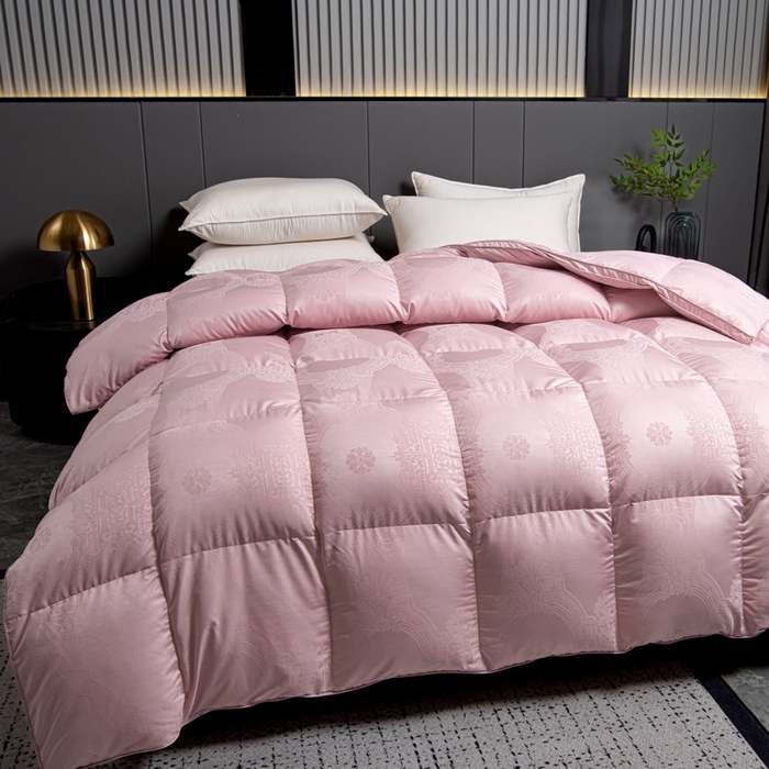 91家纺网 家纺一手货源 找家纺 御眠纺 2024新款高端鹅绒被超柔软超静音羽绒被 皇提花清新粉