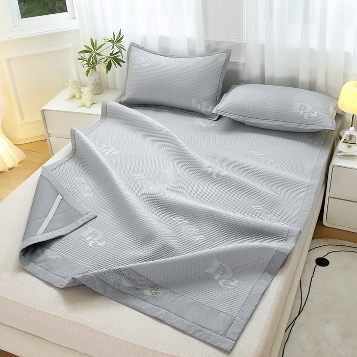 91家纺网 家纺一手货源 找家纺 青雅 2025新款凉感因子凉豆豆凉席 字母-灰