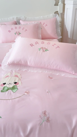 91家纺网 家纺一手货源 找家纺 （总）菲儿家纺 2024新款水洗真丝花边刺绣四件套-萌萌兔系列