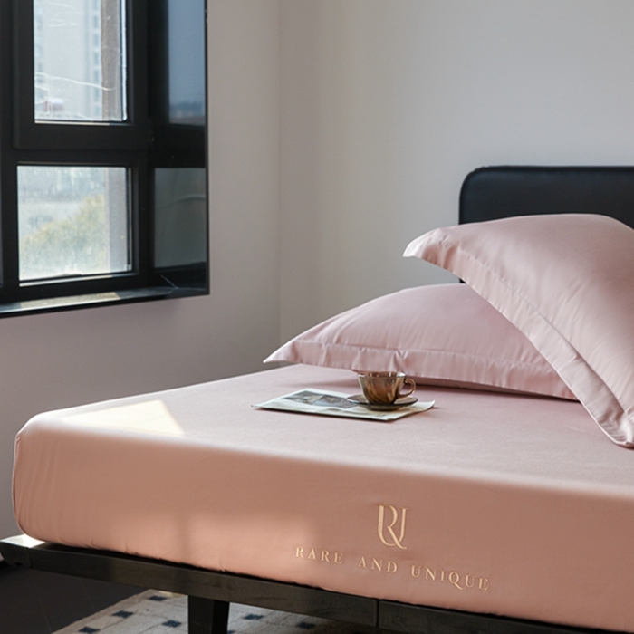 91家纺网 家纺一手货源 找家纺 秀色家纺 2025新款50支贡缎刺绣床笠单件全棉纯棉床罩三件套防滑床单床垫套罩轻奢 UR-玉颜粉