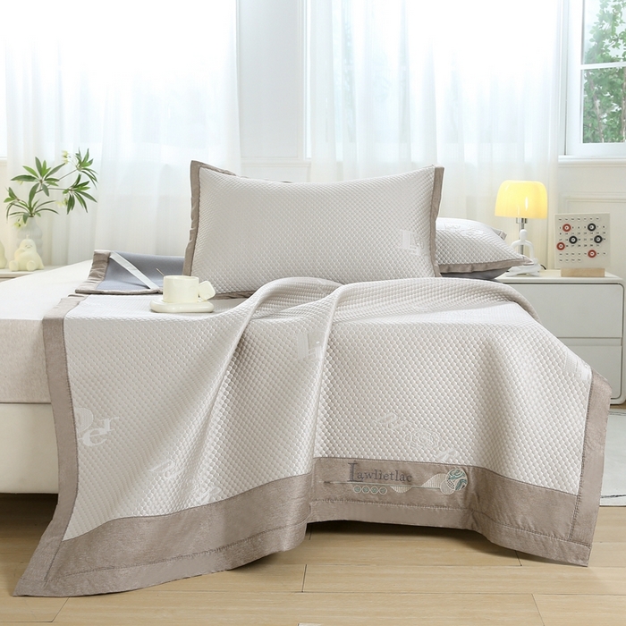 91家纺网 家纺一手货源 找家纺 青雅 2025新款凉感因子凉豆豆凉席 字母-香槟