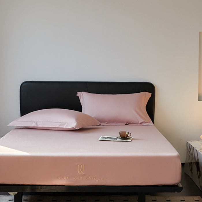 91家纺网 家纺一手货源 找家纺 秀色家纺 2025新款50支贡缎刺绣床笠单件全棉纯棉床罩三件套防滑床单床垫套罩轻奢 UR-玉颜粉