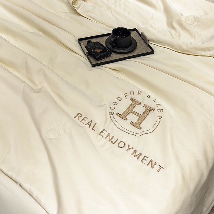 91家纺网 家纺一手货源 找家纺 星航家纺 2025新款轻奢夏被四件套晾感冰丝空调被水洗冰丝夏被 奶油白