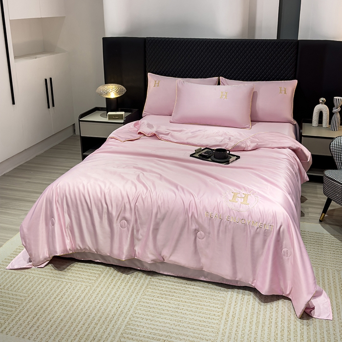 91家纺网 家纺一手货源 找家纺 星航家纺 2025新款轻奢夏被四件套晾感冰丝空调被水洗冰丝夏被 少女粉