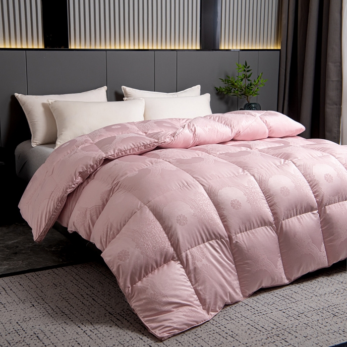 91家纺网 家纺一手货源 找家纺 御眠纺 2024新款高端鹅绒被超柔软超静音羽绒被 皇提花清新粉