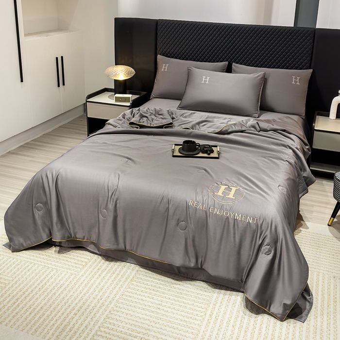 91家纺网 家纺一手货源 找家纺 星航家纺 2025新款轻奢夏被四件套晾感冰丝空调被水洗冰丝夏被 深灰