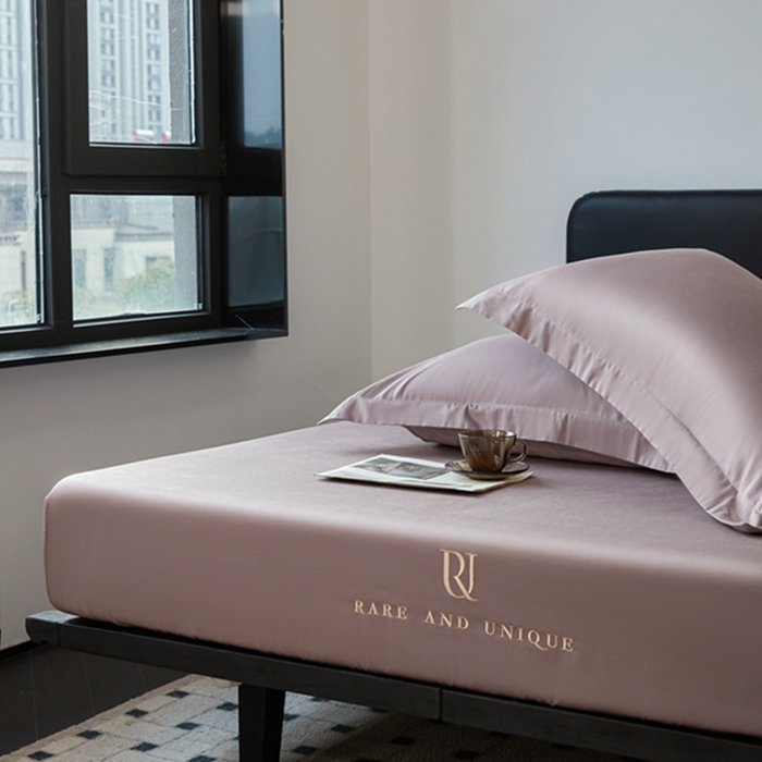 91家纺网 家纺一手货源 找家纺 秀色家纺 2025新款50支贡缎刺绣床笠单件全棉纯棉床罩三件套防滑床单床垫套罩轻奢 UR-粉末白