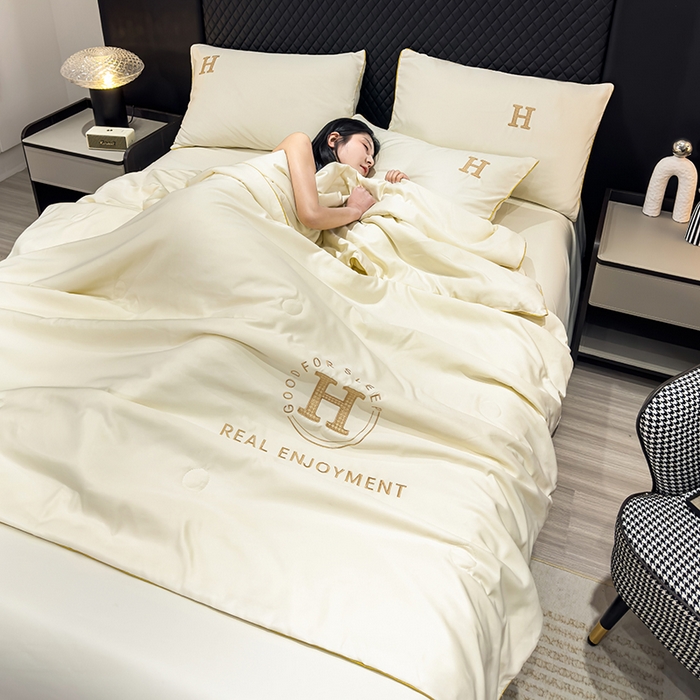 91家纺网 家纺一手货源 找家纺 星航家纺 2025新款轻奢夏被四件套晾感冰丝空调被水洗冰丝夏被 奶油白