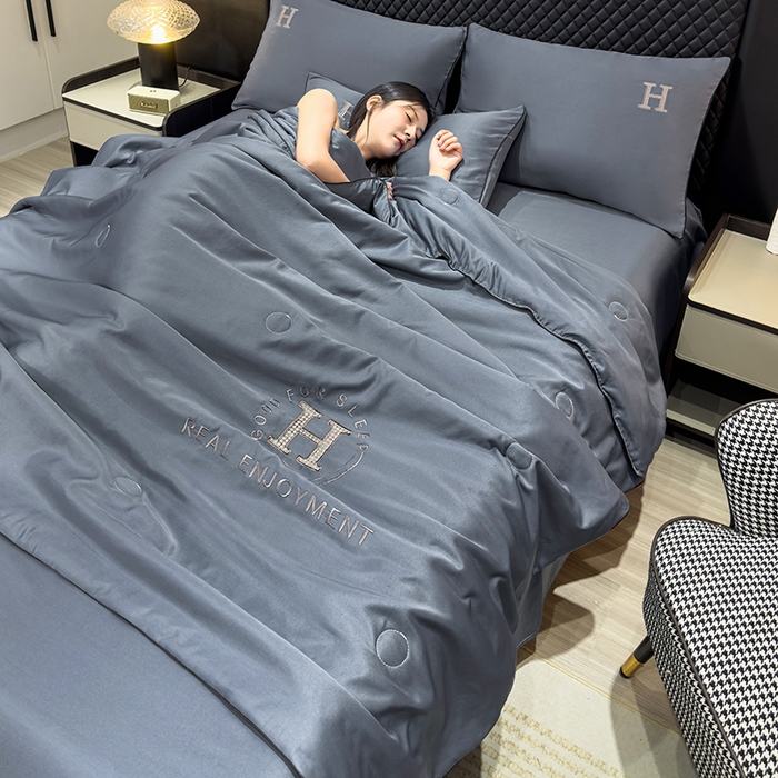 91家纺网 家纺一手货源 找家纺 星航家纺 2025新款轻奢夏被四件套晾感冰丝空调被水洗冰丝夏被 宝石蓝