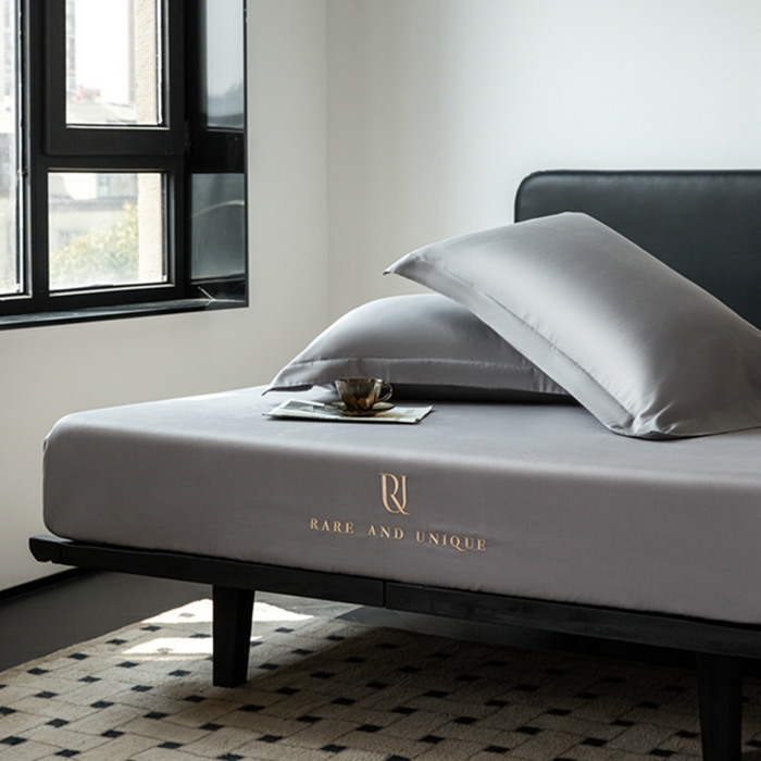 91家纺网 家纺一手货源 找家纺 秀色家纺 2025新款50支贡缎刺绣床笠单件全棉纯棉床罩三件套防滑床单床垫套罩轻奢 UR-典雅灰