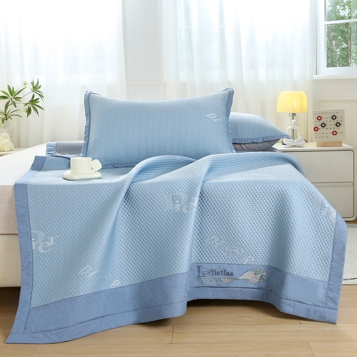 91家纺网 家纺一手货源 找家纺 青雅 2025新款凉感因子凉豆豆凉席 字母-蓝