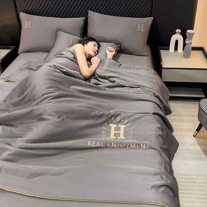 91家纺网 家纺一手货源 找家纺 星航家纺 2025新款轻奢夏被四件套晾感冰丝空调被水洗冰丝夏被 深灰