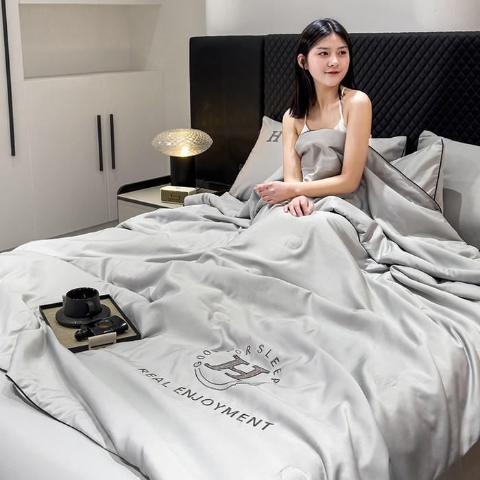 91家纺网 家纺一手货源 找家纺 星航家纺 2025新款轻奢夏被四件套晾感冰丝空调被水洗冰丝夏被 浅灰