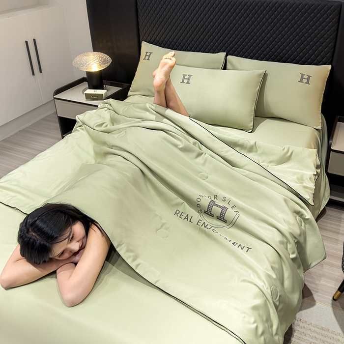 91家纺网 家纺一手货源 找家纺 星航家纺 2025新款轻奢夏被四件套晾感冰丝空调被水洗冰丝夏被 豆沙绿