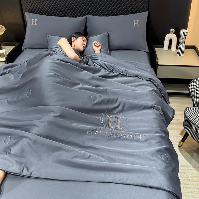 91家纺网 家纺一手货源 找家纺 星航家纺 2025新款轻奢夏被四件套晾感冰丝空调被水洗冰丝夏被 宝石蓝