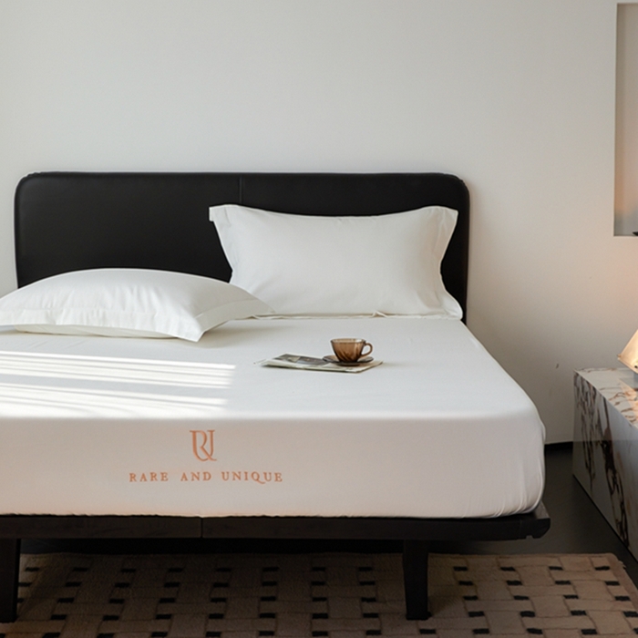 91家纺网 家纺一手货源 找家纺 秀色家纺 2025新款50支贡缎刺绣床笠单件全棉纯棉床罩三件套防滑床单床垫套罩轻奢 UR-皓月白