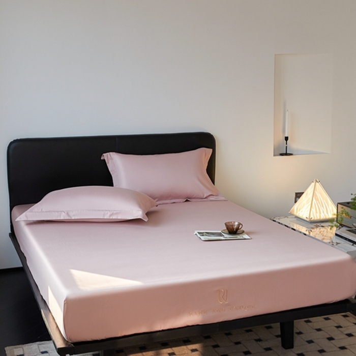 91家纺网 家纺一手货源 找家纺 秀色家纺 2025新款50支贡缎刺绣床笠单件全棉纯棉床罩三件套防滑床单床垫套罩轻奢 UR-玉颜粉