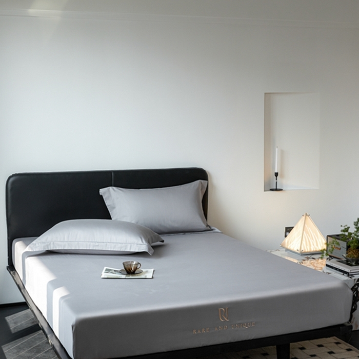 91家纺网 家纺一手货源 找家纺 秀色家纺 2025新款50支贡缎刺绣床笠单件全棉纯棉床罩三件套防滑床单床垫套罩轻奢 UR-典雅灰