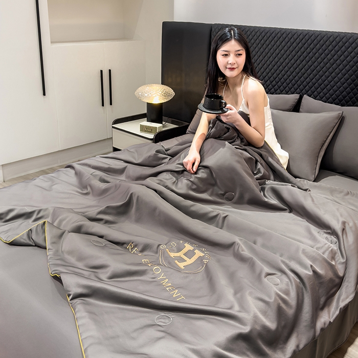 91家纺网 家纺一手货源 找家纺 星航家纺 2025新款轻奢夏被四件套晾感冰丝空调被水洗冰丝夏被 深灰