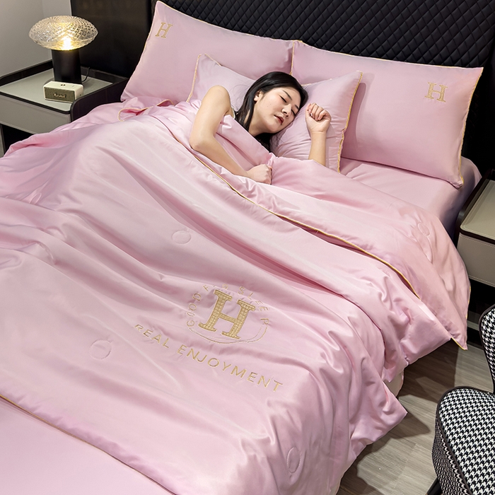 91家纺网 家纺一手货源 找家纺 星航家纺 2025新款轻奢夏被四件套晾感冰丝空调被水洗冰丝夏被 少女粉