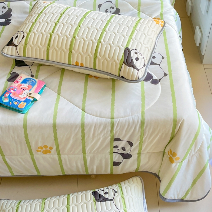 91家纺网 家纺一手货源 找家纺 沐慕 2024新款小清新凉感丝夏被四件套空调被夏季被芯 熊猫嘟嘟