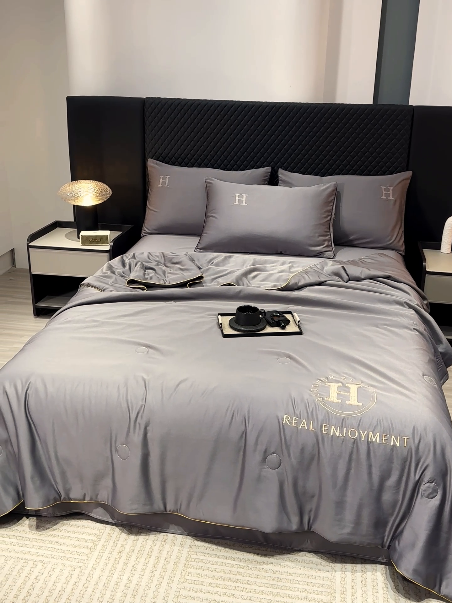 91家纺网 家纺一手货源 找家纺 星航家纺 2025新款轻奢夏被四件套晾感冰丝空调被水洗冰丝夏被 深灰