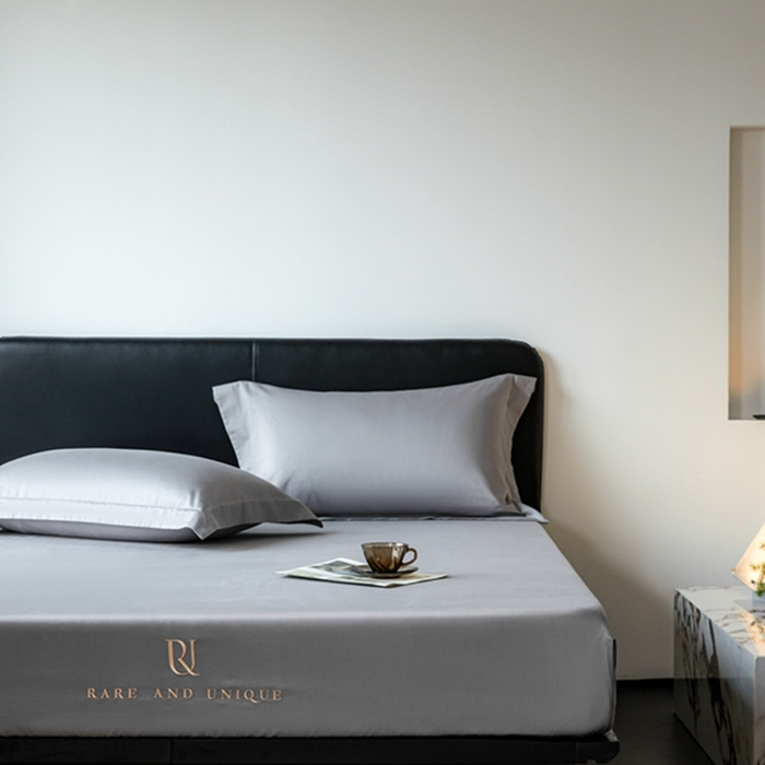 91家纺网 家纺一手货源 找家纺 秀色家纺 2025新款50支贡缎刺绣床笠单件全棉纯棉床罩三件套防滑床单床垫套罩轻奢 UR-典雅灰