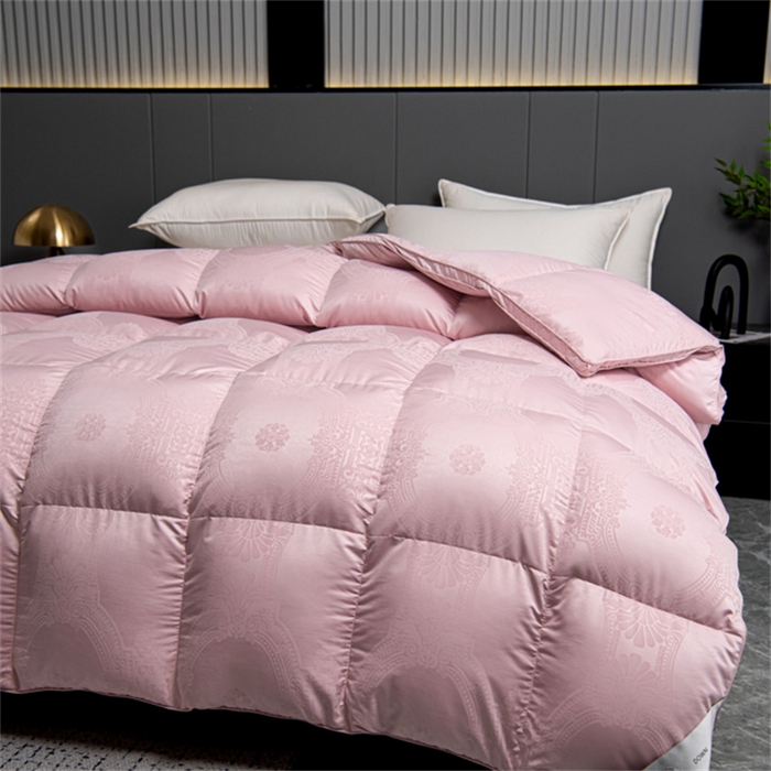 91家纺网 家纺一手货源 找家纺 御眠纺 2024新款高端鹅绒被超柔软超静音羽绒被 皇提花清新粉