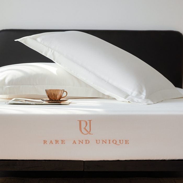 91家纺网 家纺一手货源 找家纺 秀色家纺 2025新款50支贡缎刺绣床笠单件全棉纯棉床罩三件套防滑床单床垫套罩轻奢 UR-皓月白