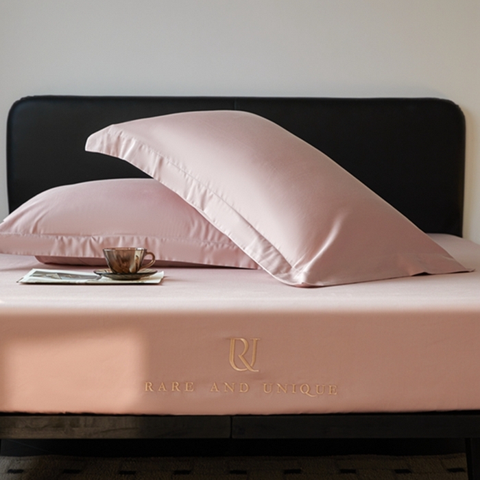 91家纺网 家纺一手货源 找家纺 秀色家纺 2025新款50支贡缎刺绣床笠单件全棉纯棉床罩三件套防滑床单床垫套罩轻奢 UR-玉颜粉