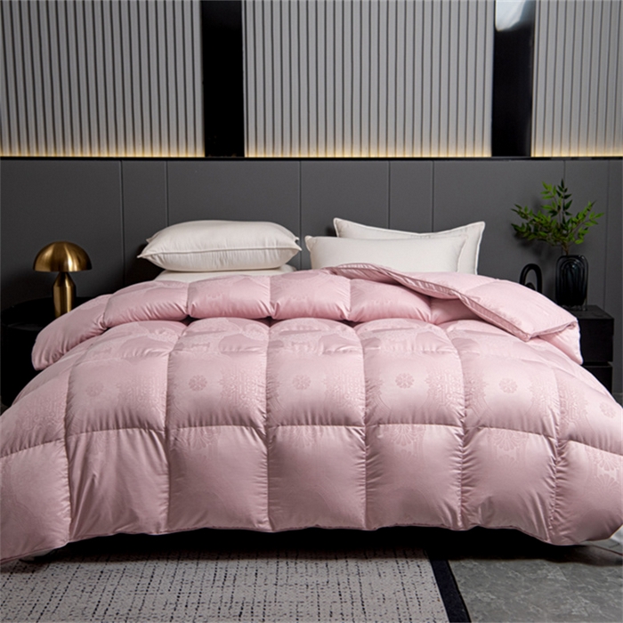 91家纺网 家纺一手货源 找家纺 御眠纺 2024新款高端鹅绒被超柔软超静音羽绒被 皇提花清新粉