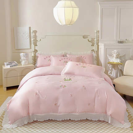 91家纺网 家纺一手货源 找家纺 菲儿家纺 2024新款水洗真丝花边刺绣四件套-萌萌兔系列 萌萌兔樱花粉