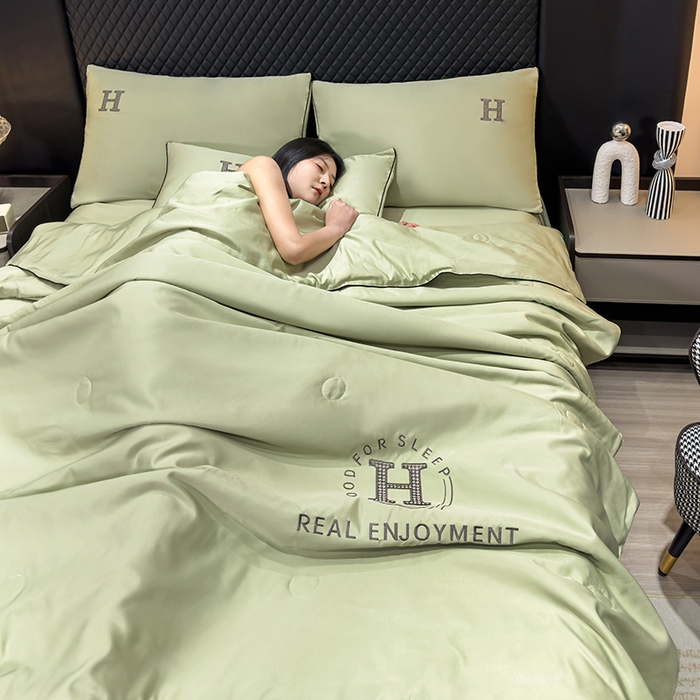 91家纺网 家纺一手货源 找家纺 星航家纺 2025新款轻奢夏被四件套晾感冰丝空调被水洗冰丝夏被 豆沙绿
