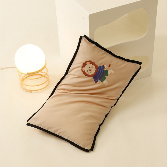 91家纺网 家纺一手货源 找家纺 喜多兔儿童家纺 2024新款高精密纯棉水洗棉枕套 卡其色小狮子