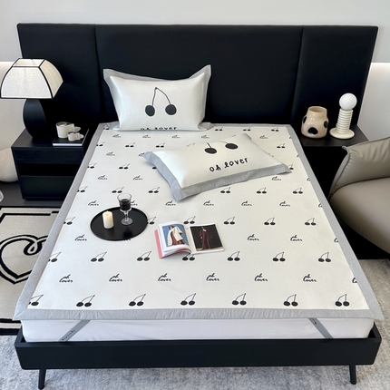 91家纺网 家纺一手货源 找家纺 JUICY 橘滋家纺 2024新款A类数码印花抑菌冰丝床席款床笠款软凉席套件 赫本樱桃（平席款）