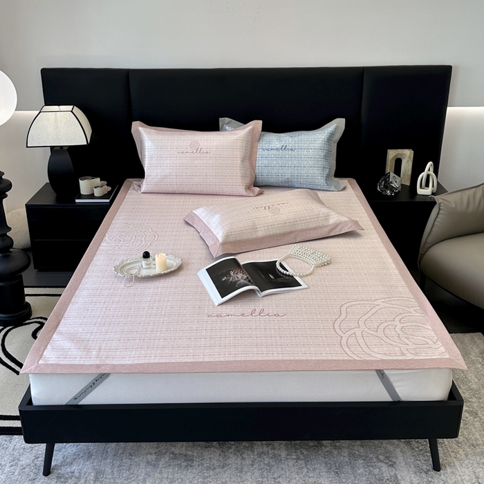 91家纺网 家纺一手货源 找家纺 JUICY 橘滋家纺 2024新款A类数码印花抑菌冰丝床席款床笠款软凉席套件 赛琳-粉（平席款）