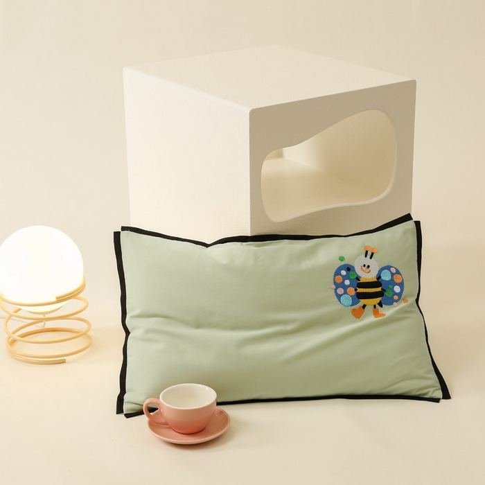 91家纺网 家纺一手货源 找家纺 喜多兔儿童家纺 2024新款高精密纯棉水洗棉枕套 绿色小蜜蜂