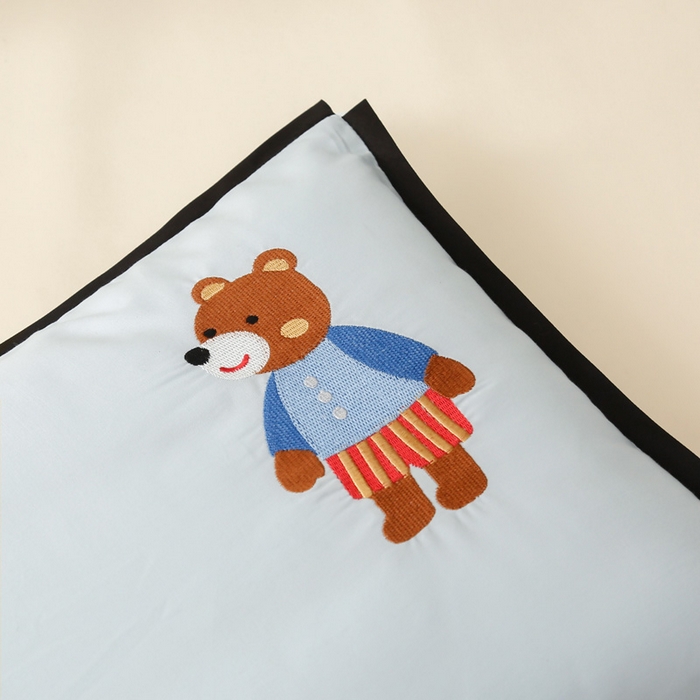 91家纺网 家纺一手货源 找家纺 喜多兔儿童家纺 2024新款高精密纯棉水洗棉枕套 蓝色小熊崽