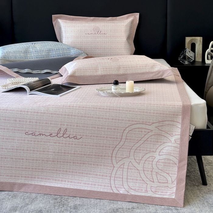 91家纺网 家纺一手货源 找家纺 JUICY 橘滋家纺 2024新款A类数码印花抑菌冰丝床席款床笠款软凉席套件 赛琳-粉（平席款）