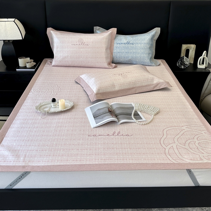 91家纺网 家纺一手货源 找家纺 JUICY 橘滋家纺 2024新款A类数码印花抑菌冰丝床席款床笠款软凉席套件 赛琳-粉（平席款）