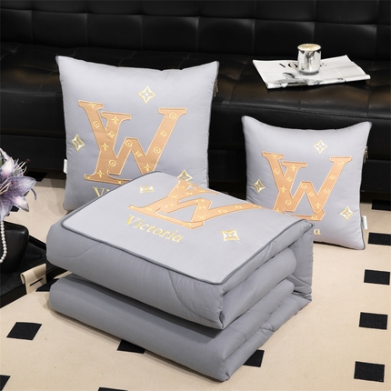91家纺网 家纺一手货源 找家纺 吉利家居 2024新款长绒棉多功能抱枕被-奢华鲁瓦 雾霾灰
